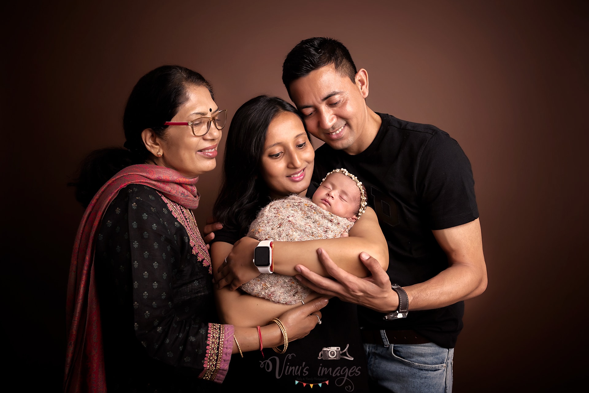 Family Portrait Photography | Family portrait poses, Family photo studio, Family  photo pose