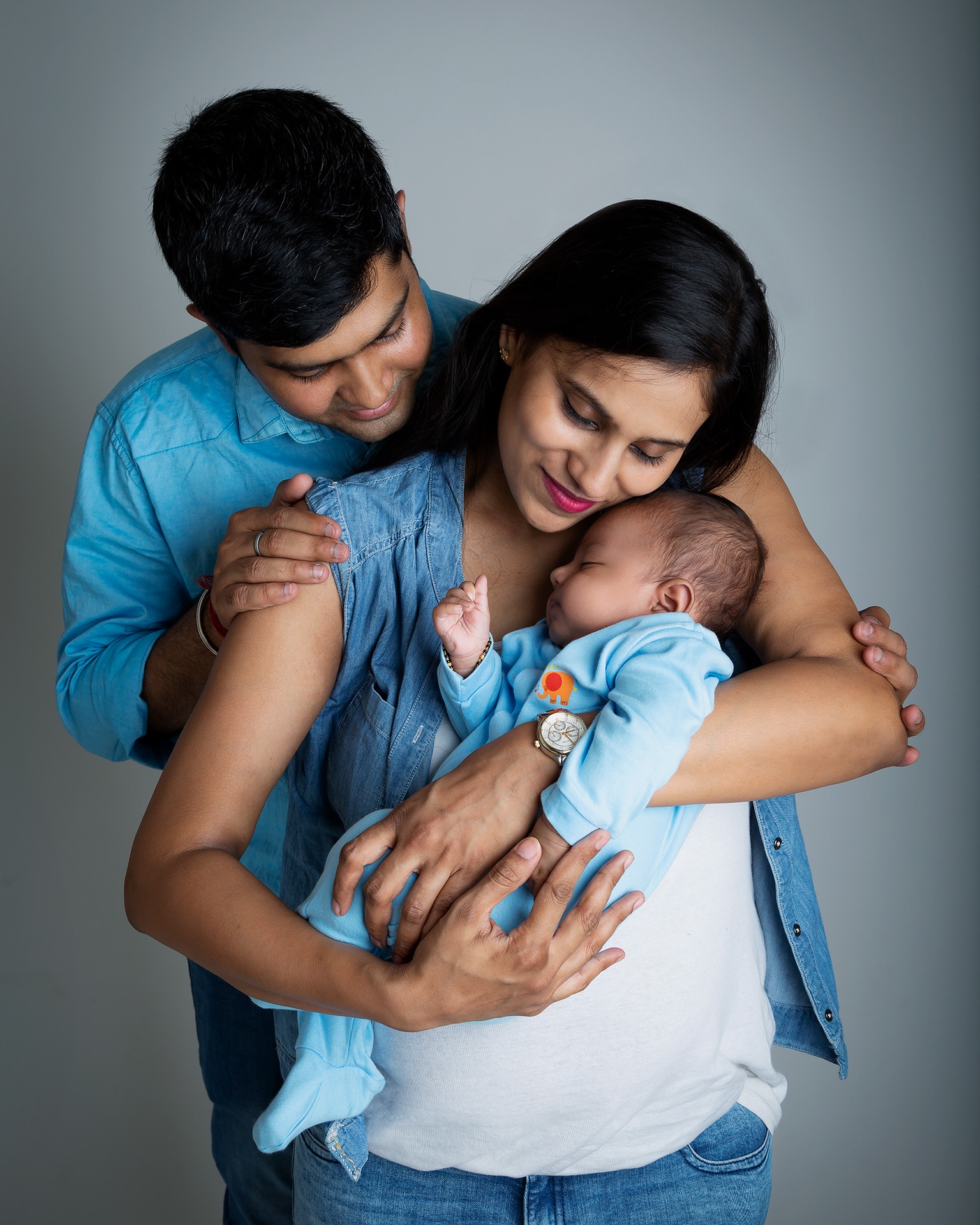 Colour coordinated in-studio family photoshoot with baby in Delhi, photography by Vinus Images