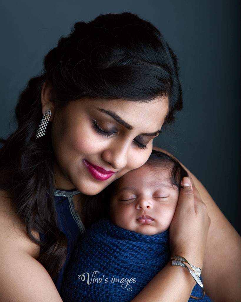 Smiling mother and newborn baby for photoshoot in Gurgaon, photography by Vinus Images