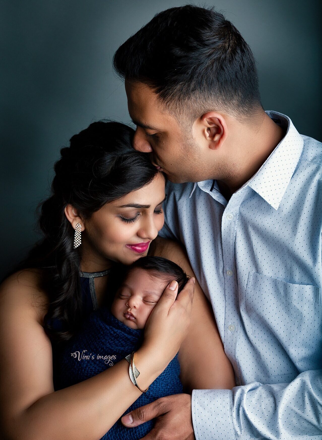 Cute family photoshoot with Newborn baby in Delhi, photography by Vinus Images