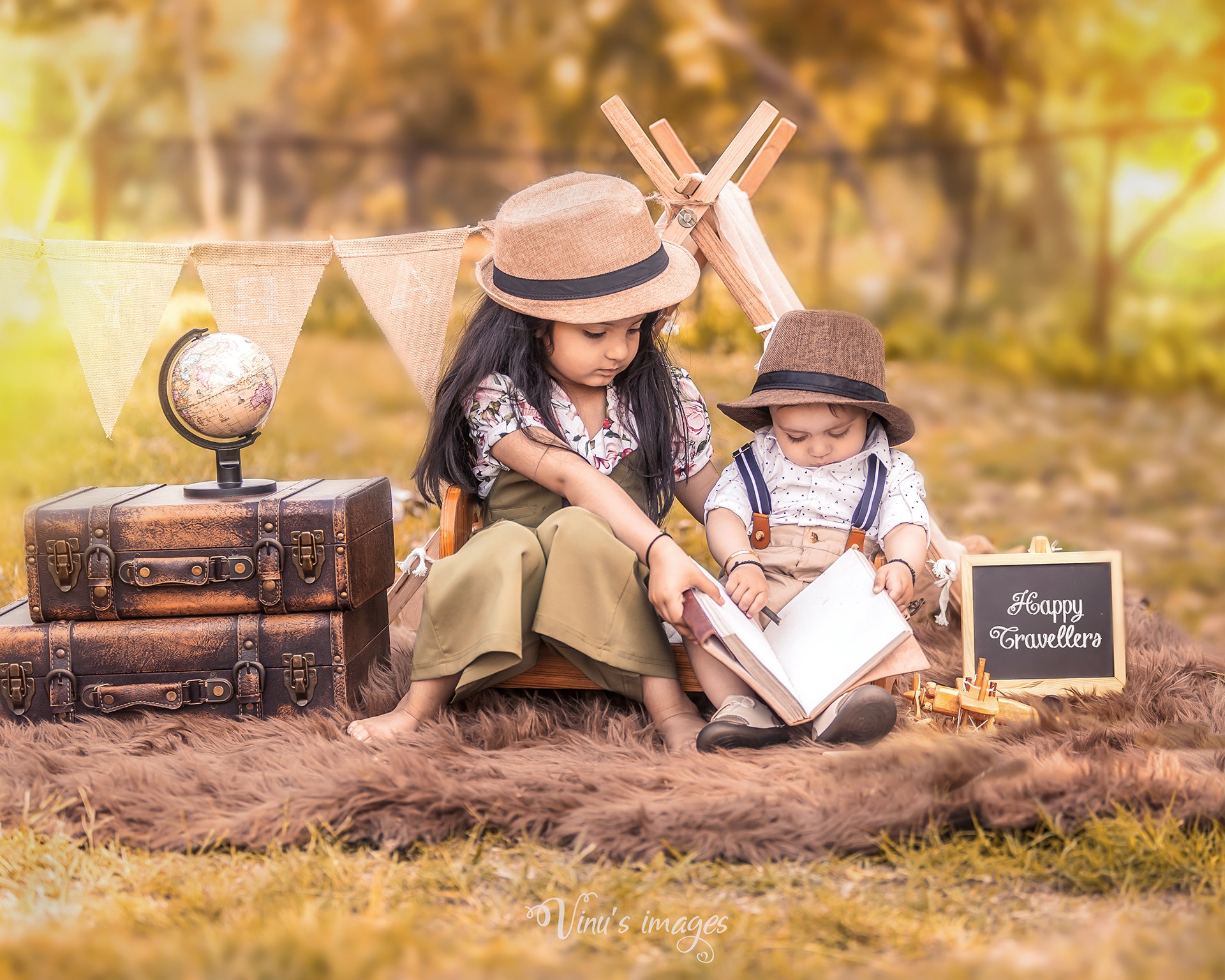 Outdoor travel theme for sibling photoshoot in Delhi, photography by Vinus Images
