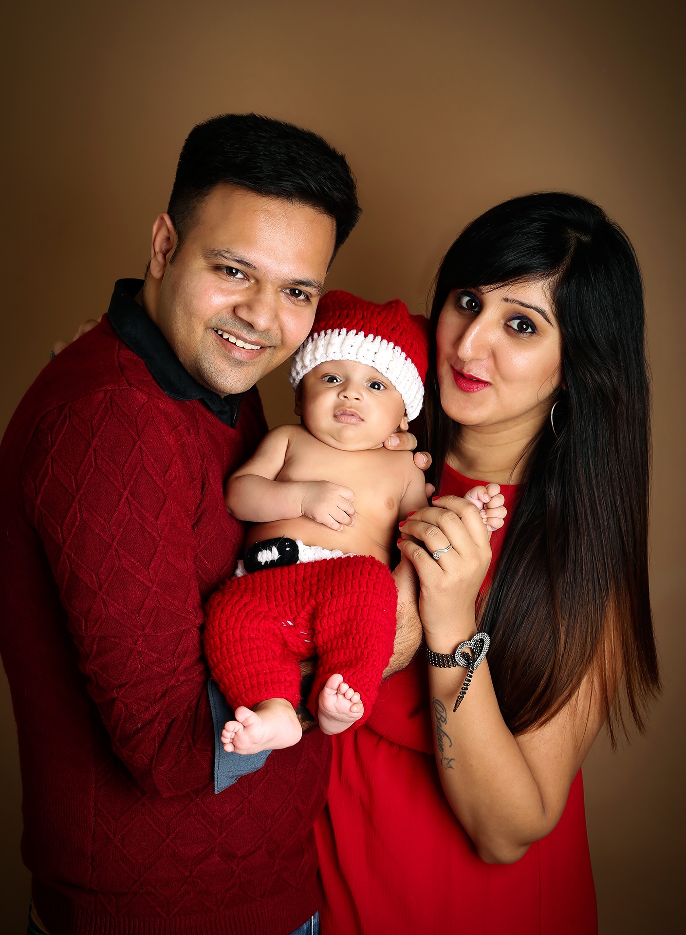 Red colour theme for family photoshoot with baby in Noida, photography by Vinus Images
