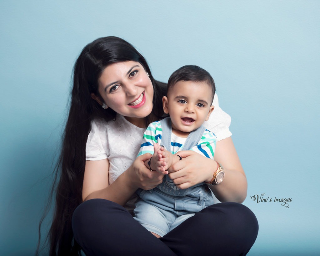 Cheerful baby with mother for family photoshoot in Gurgaon, photography by Vinus Images