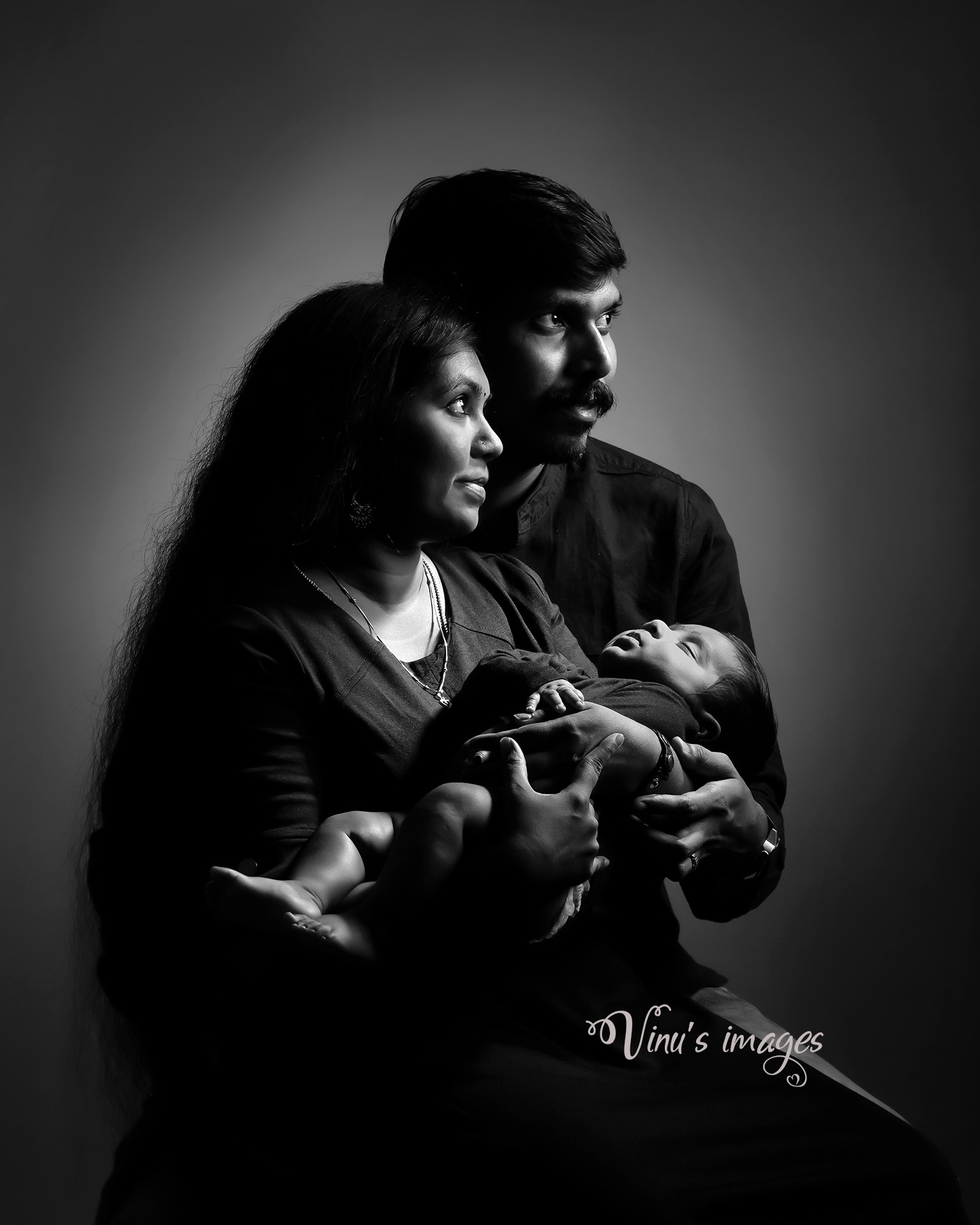 Black and white idea for family photography with newborn baby in Gurgaon, photography by Vinus Images