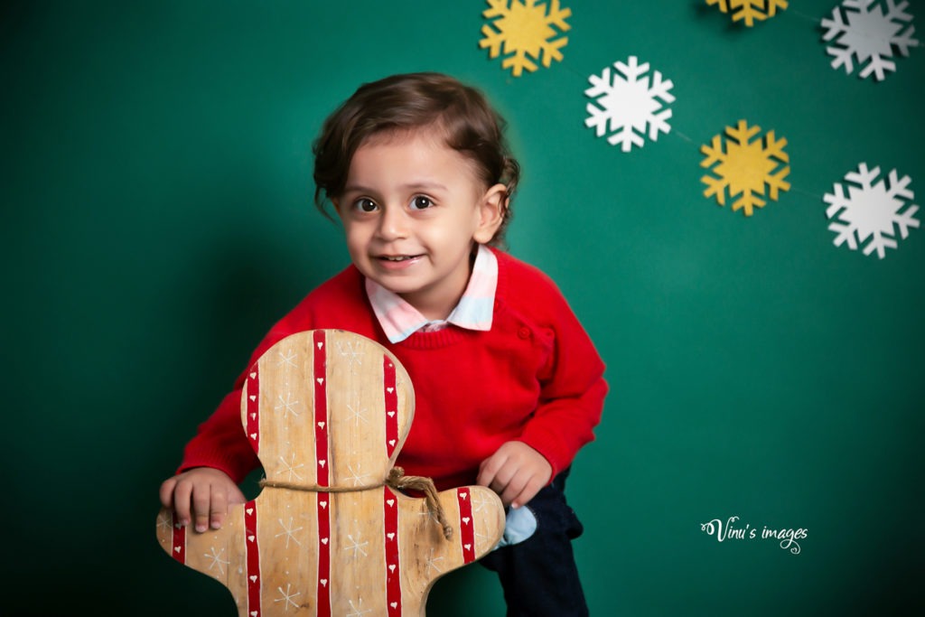 Baby boy smiling for Christmas theme photoshoot in Gurgaon, photography by Vinus Images
